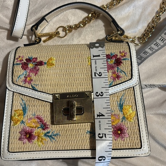 ALDO CREWEL STITCH WHITE FLORAL CROSSBODY STRAW PURSE HANDBAG
GOLD HARDWARE - Picture 9 of 9